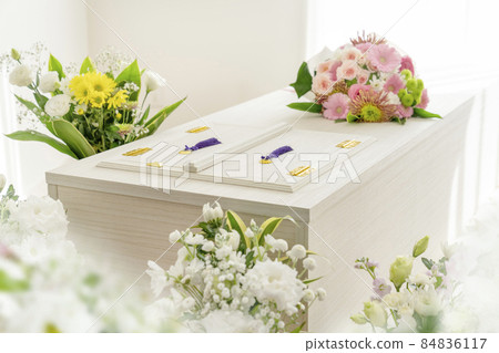 鮮花環繞的棺材 鮮花環繞的棺材 84836117