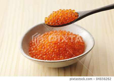 用勺子醃製的醬油 84838262