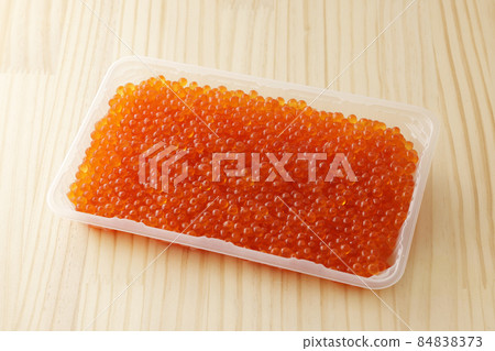 在包裝容器中用醬油醃製的鮭魚子 84838373