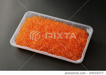 在包裝容器中用醬油醃製的鮭魚子 84838377