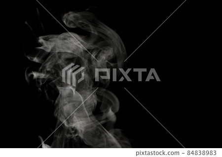 蒸汽、蒸汽、蒸汽、煙霧、黑色背景中的氣溶膠 84838983