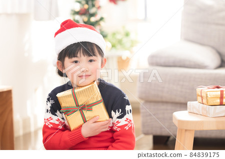 收到聖誕禮物會微笑的女孩 收到聖誕禮物會微笑的女孩 84839175