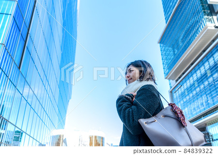 Morning commute business woman Shibuya 84839322