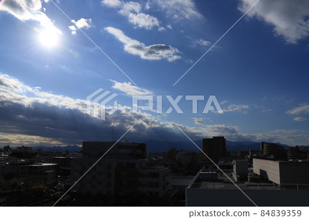 藍天、陽光、雲彩和城市景觀(拍攝於神奈川縣大和市) 藍天、陽光、雲彩和城市景觀(拍攝於神奈川縣大和市) 84839359