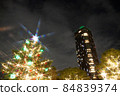聖誕樹燈飾和摩天大樓 84839374