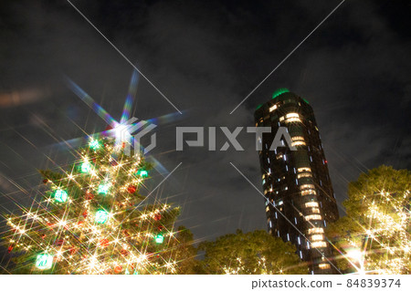 聖誕樹燈飾和摩天大樓 84839374