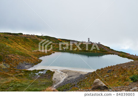 Hokkaido Asahidake autumn leaves and full-length mirror pond 84839803