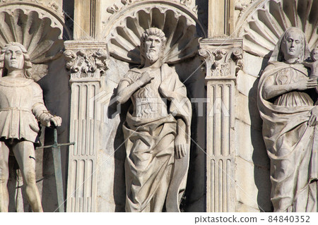 details of historic cathedral of Como, Italy  84840352