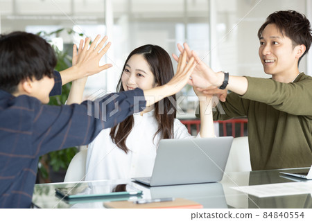 青年男女開會 84840554