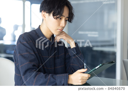 看片劑的一個令人耳目一新的人 84840870