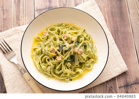 菠菜的carbonara 84840983