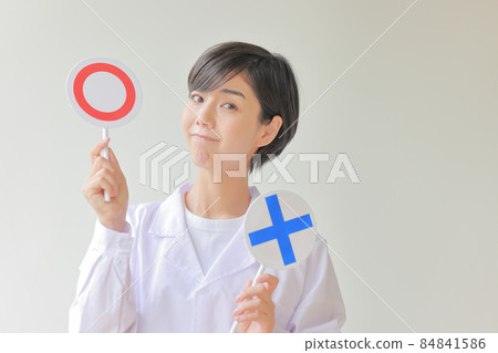 A white coat woman holding a plate of 〇 a little above 84841586
