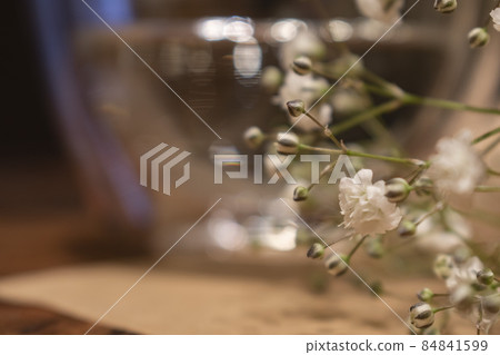 水倒入杯子和滿天星花 84841599