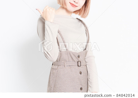 站在白色背景前擺姿勢的年輕女孩 站在白色背景前擺姿勢的年輕女孩 84842014
