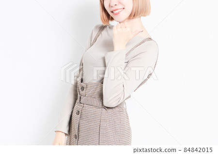 站在白色背景前擺姿勢的年輕女孩 站在白色背景前擺姿勢的年輕女孩 84842015