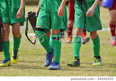 Boys' soccer match <52> (player returning after the match) 84842050