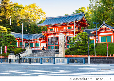 Autumn Kyoto Yasaka Shrine morning view 84842297
