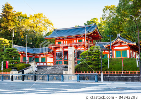 Autumn Kyoto Yasaka Shrine morning view 84842298
