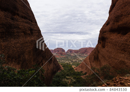 澳大利亞烏魯魯卡塔丘塔國家公園的卡塔丘塔風谷 84843530
