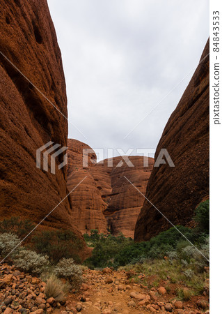 澳大利亞烏魯魯卡塔丘塔國家公園的卡塔丘塔風谷 澳大利亞烏魯魯卡塔丘塔國家公園的卡塔丘塔風谷 84843533