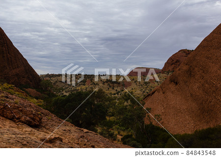 澳大利亞烏魯魯卡塔丘塔國家公園的卡塔丘塔風谷 澳大利亞烏魯魯卡塔丘塔國家公園的卡塔丘塔風谷 84843548