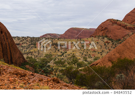 澳大利亞烏魯魯卡塔丘塔國家公園的卡塔丘塔風谷 澳大利亞烏魯魯卡塔丘塔國家公園的卡塔丘塔風谷 84843552