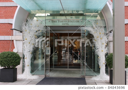The entrance is also Christmas color 84843696