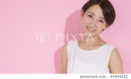 Beauty image middle female smile pink 84844432