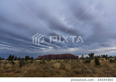 烏魯魯，又名艾爾斯岩，位於澳大利亞紅色中心的烏魯魯卡塔丘塔國家公園 84844960