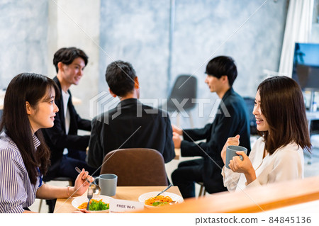 An office worker having lunch in a bright employee cafeteria 84845136