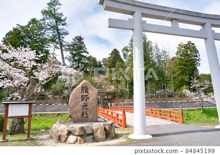 <Shimane Prefecture> Spring Kumano Shrine in front of the shrine Torii and vermilion Yakumo Bridge <Shimane Prefecture> Spring Kumano Shrine in front of the shrine Torii and vermilion Yakumo Bridge 84845199