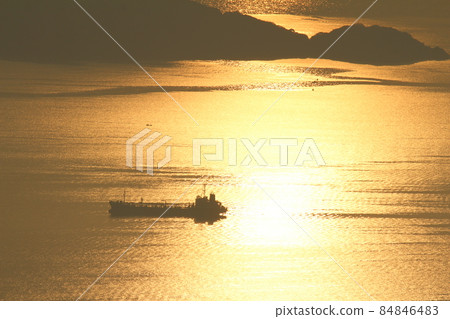 Early morning Seto Inland Sea seen from Mukaishima, Onomichi City Early morning Seto Inland Sea seen from Mukaishima, Onomichi City 84846483