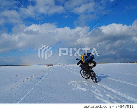 白雪皚皚的公路和直奔藍天的旅行車 84847011