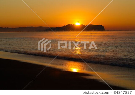 Enoshima first sunrise Enoshima first sunrise 84847857