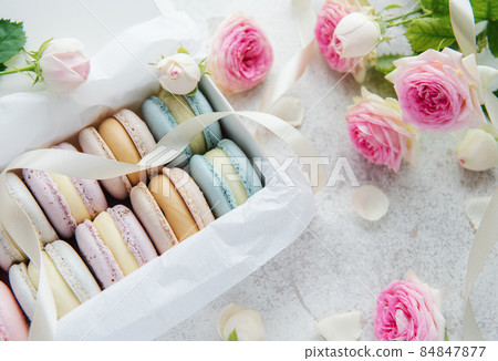 Colorful macaroons in a gift box and roses 84847877