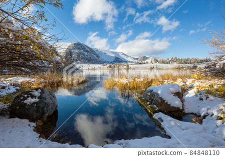 Lake in Sierra Nevada 84848110