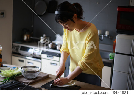 Woman cooking 84848213
