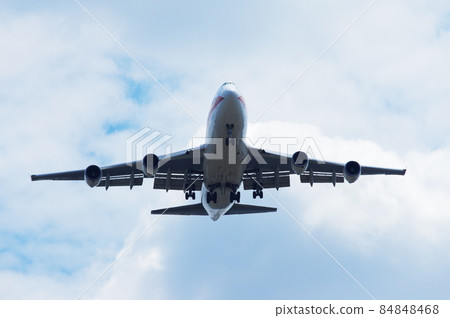 B747 jumbo jet aircraft landing at Yokota base 84848468