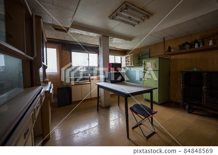 Scenery of an old folk house Inheritance problem 84848569