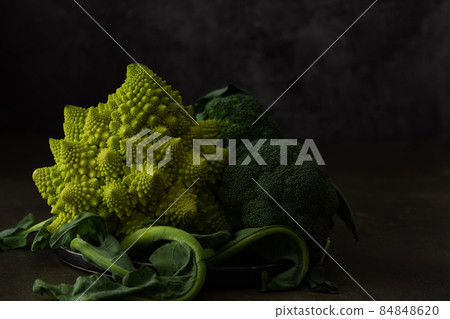 Romanesco cabbage and broccoli close up 84848620