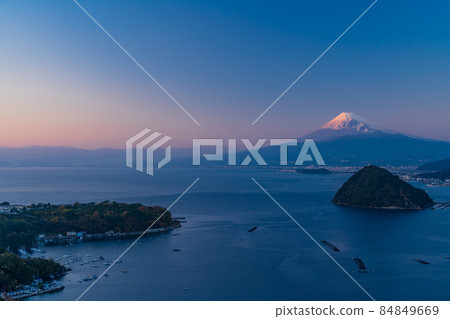 （靜岡縣）沼津市海上的富士山 84849669
