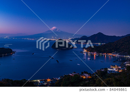 （靜岡縣）沼津市海上的富士山 84849861