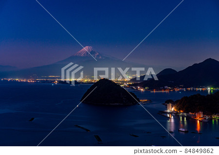 （靜岡縣）沼津市海上的富士山 84849862