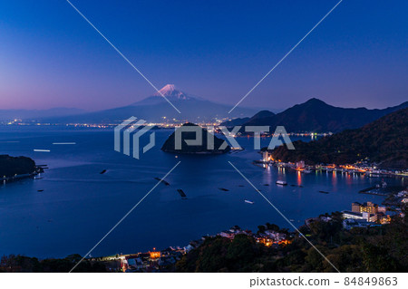 （靜岡縣）沼津市海上的富士山 84849863