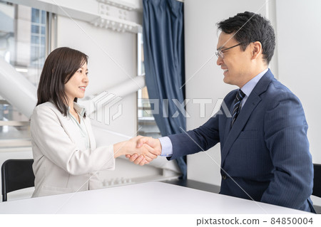 男女商人在辦公室握手 84850004
