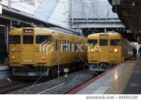 Sanyo Main Line 115 Series / 113 Series (Okayama District) Sanyo Main Line 115 Series / 113 Series (Okayama District) 84850180
