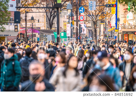 日本東京城市景觀 Omicron 股票在世界範圍內迅速擴張。 12 月的澀谷在 Corona = 11th 前人滿為患 日本東京城市景觀 Omicron 股票在世界範圍內迅速擴張。 12 月的澀谷在 Corona = 11th 前人滿為患 84851692