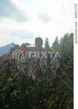 Mt. Gozaisho dyed in autumn colors_Daikokuiwa seen from the gondola 84851774