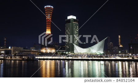 燈火通明的神戶港塔（2021 年 12 月 11 日拍攝）和地震改造中的神戶海事博物館 84852104