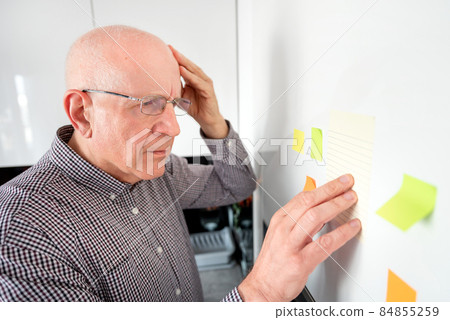 Forgetful senior with dementia, memory problem 84855259
